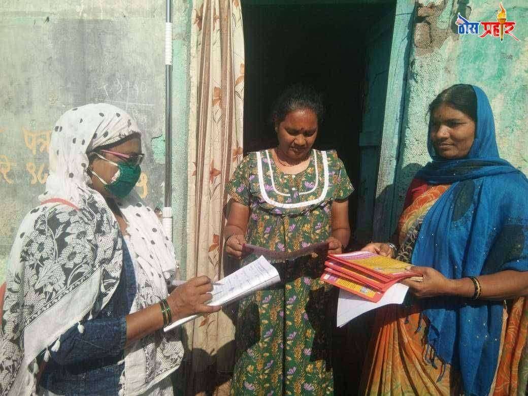 नगरपंचायत लोणंद आरोग्य विभाग व अंगणवाडी सेविका यांच्यातर्फे प्रत्येक घरोघरी कोरोना विषाणूला घाबरू नका असा संदेश देत जनजागृती मोहीम सुरू