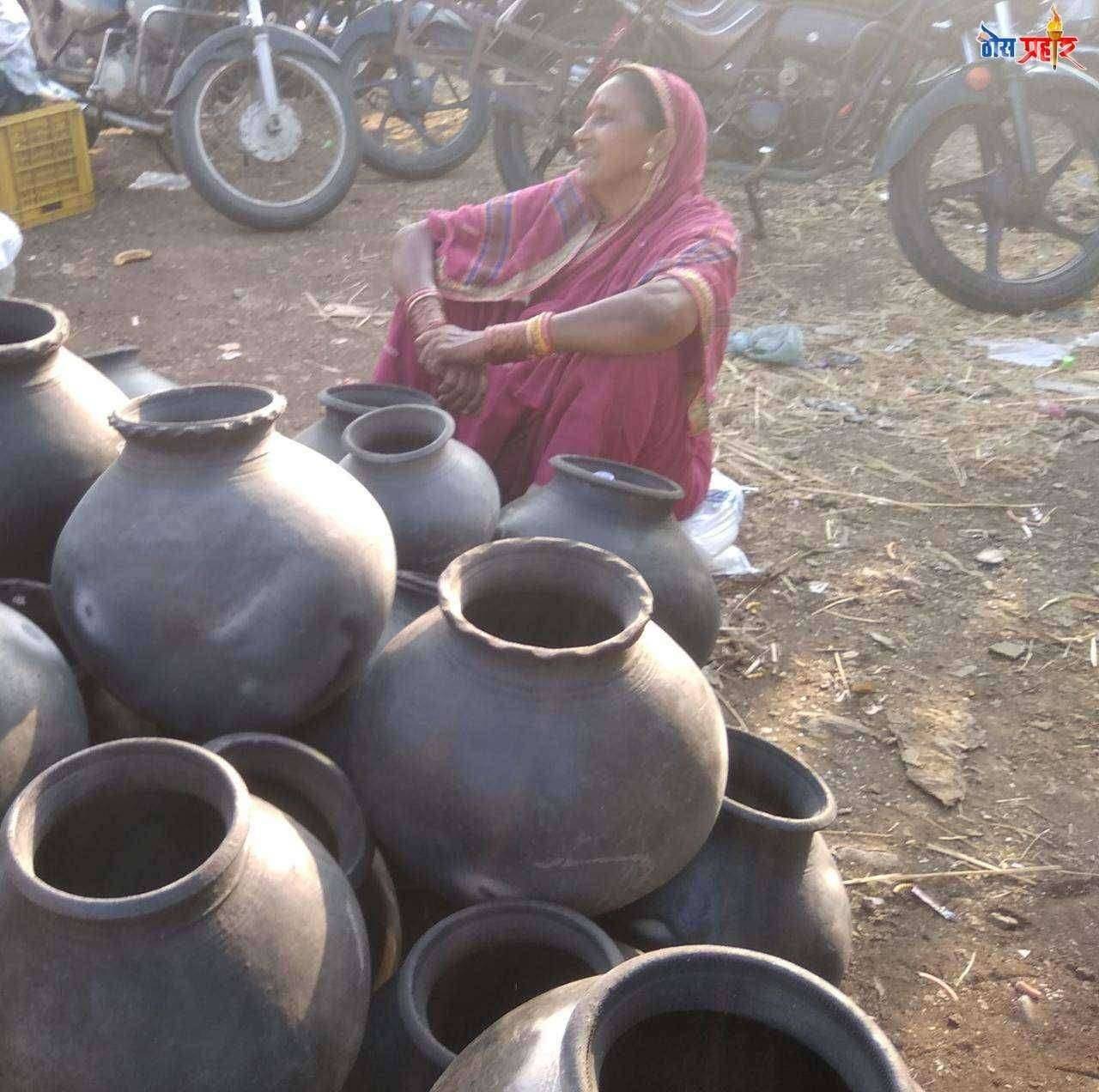 गरिबांचा फ्रीज बाजारात दाखल उन्हाच्या झळा वाढू लागल्या