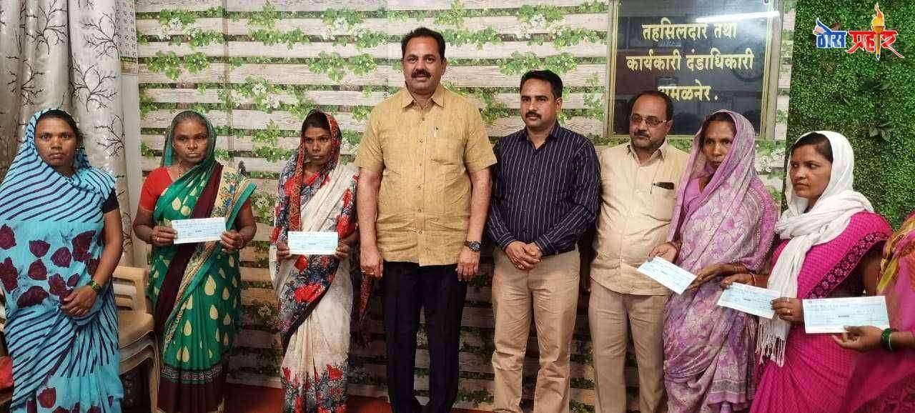 सहा लाभार्थ्यांना अर्थ सहाय्य योजनेचे धनादेश वाटप