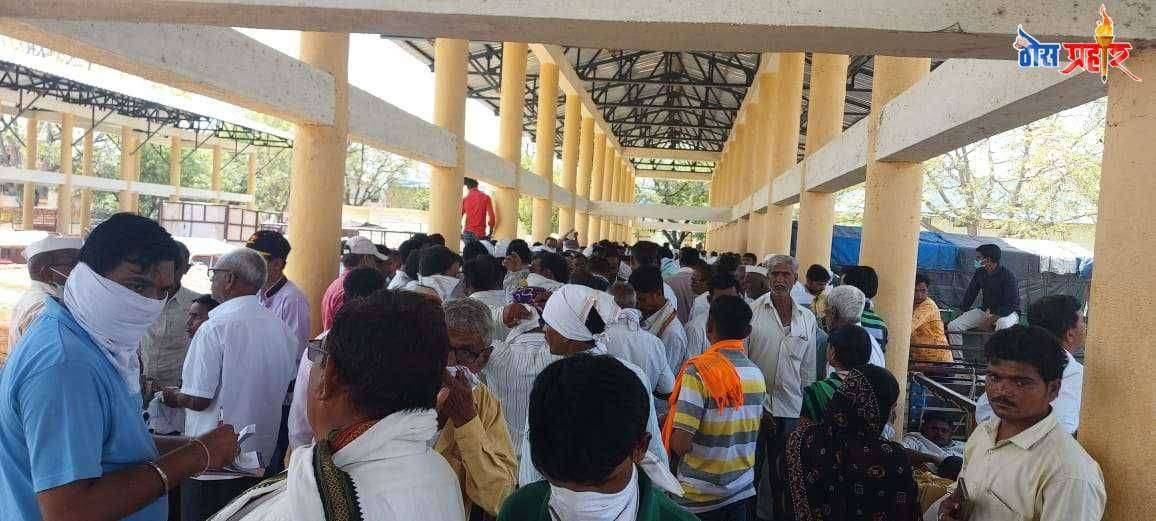 ? कोरोना स्पेशल.... कृषी उत्पन्न बाजार समितीचे  सभापती आणि कर्मचाऱ्यांचा हलगर्जी पणा....बाजार समितीच्या आवारात तुफान गर्दी...शेतकऱ्यांची काळजी घेण्यासाठी कोणतीही उपाययोजना नाही....