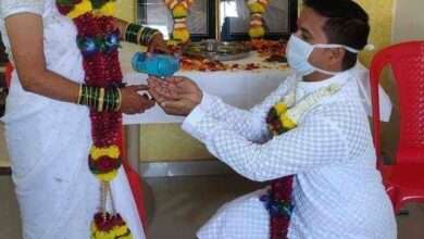 कल्याणातील नव वधू-वरांचा समाजासमोर आदर्श तोंडाला मास्क बंधून केला विवाह