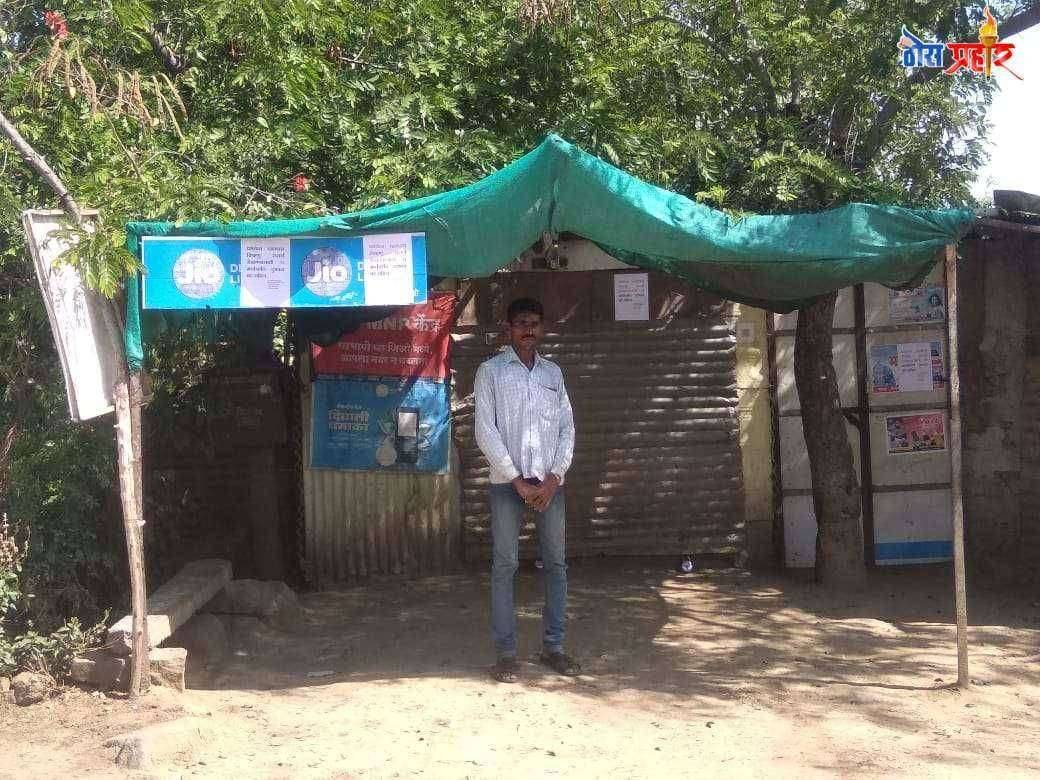 कोरोना संसर्ग रोखण्यासाठी तपसे चिंचोली येथील दिगंबर तेलंग यांनी दुकान ठेवले बंद