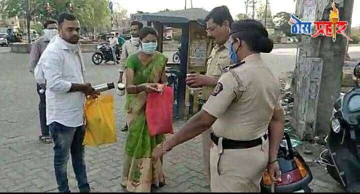 पोलीस कर्मचारी आणि महानगर पालिका कर्मचारी यांना वसुंधरा सोशल फाउंडेशन तर्फे हँड ग्लोव्हज वाटप