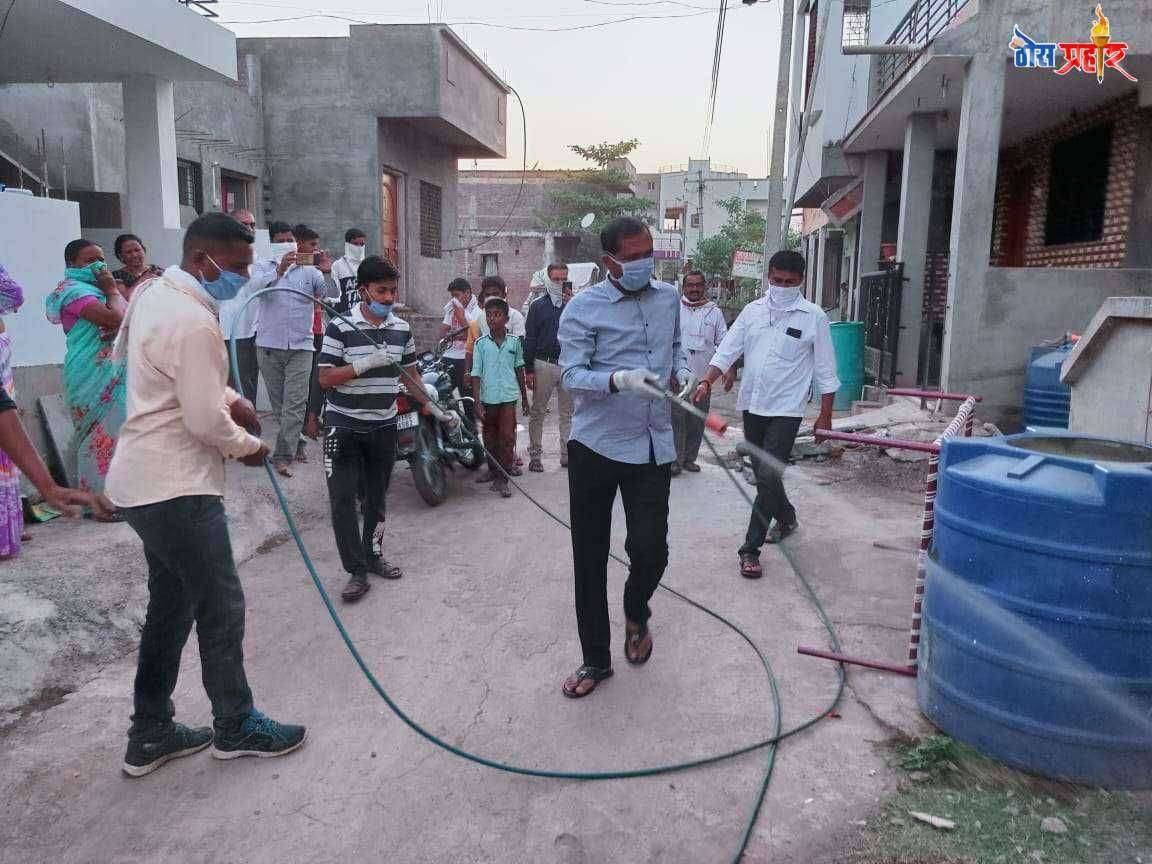 कोरोना विषाणू प्रादुर्भावाच्या पार्श्वभूमीवर आमदार मंगेश चव्हाण यांनी केली औषध फवारणी