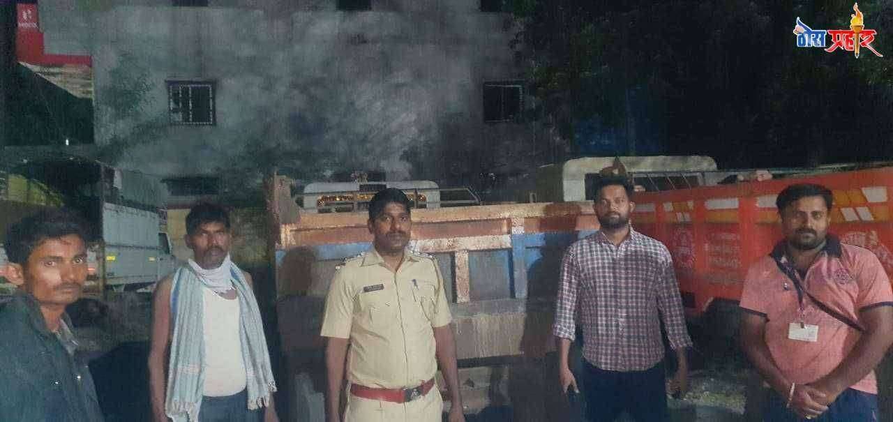 परंडा महसुल विभागाने जप्त केलेली वाळू चोरी करताना टॅक्टर पकडला. संचार बंदी काळातही परंडा तालुक्यात वाळू चोरी सुरूच कडक कारवाई गरज