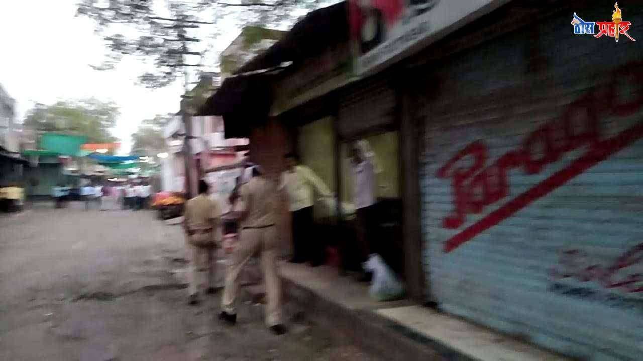 पारोळ्यात पोलीस प्रशासनाकडून टवाळखोरांना दिला चोप