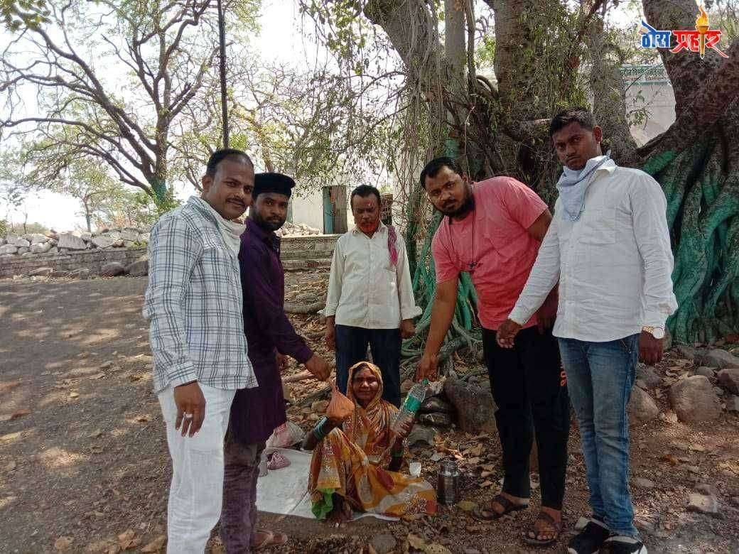 माणुसकीच नात जपत बेवारस अपंग लोकांना अन्न व पाणी वाटप