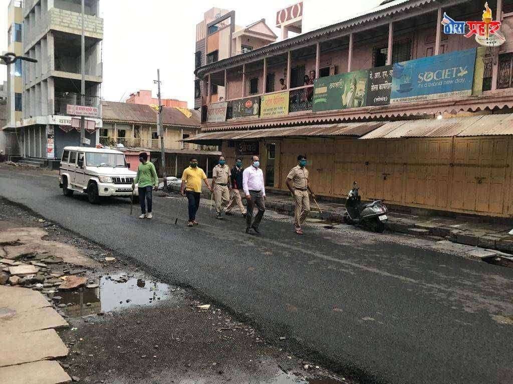 लोणंद शहरामध्ये तहसीलदार दशरथ काळे यांनी सपोनि संतोष चौधरी यांच्या समवेत संचालन