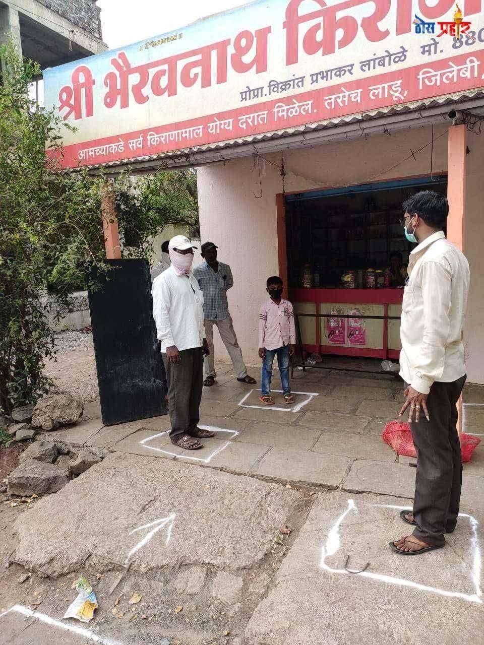 मेखळी येथील किराणा दुकानांवर सोशल डिस्टनिगचा वापर