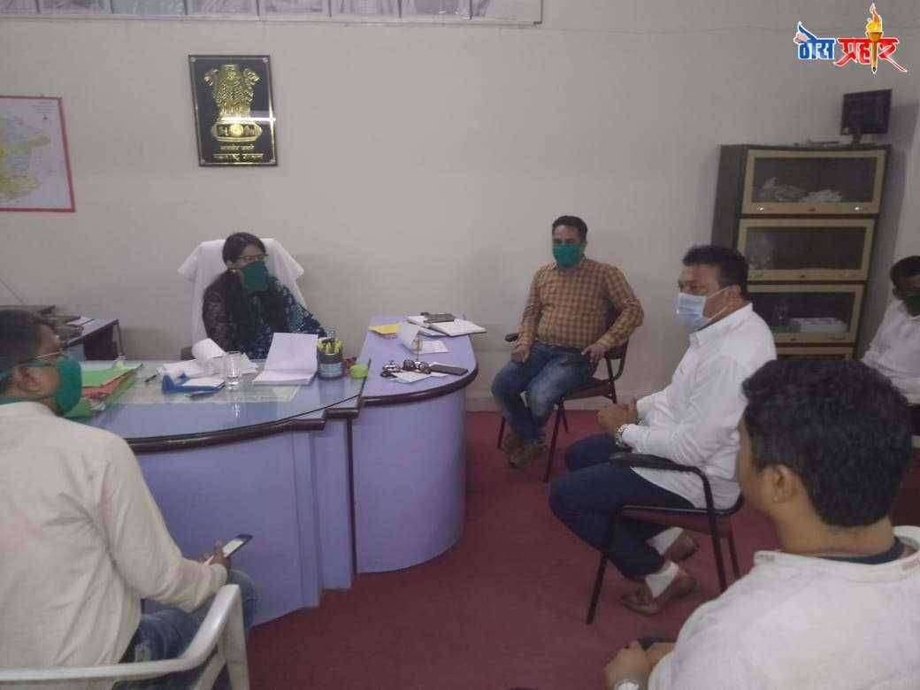 माजी आमदार शिरीष दादा चौधरी यांनी घेतली कोरोना च्या पार्श्वभूमीवर अधिकाऱ्यांची भेट