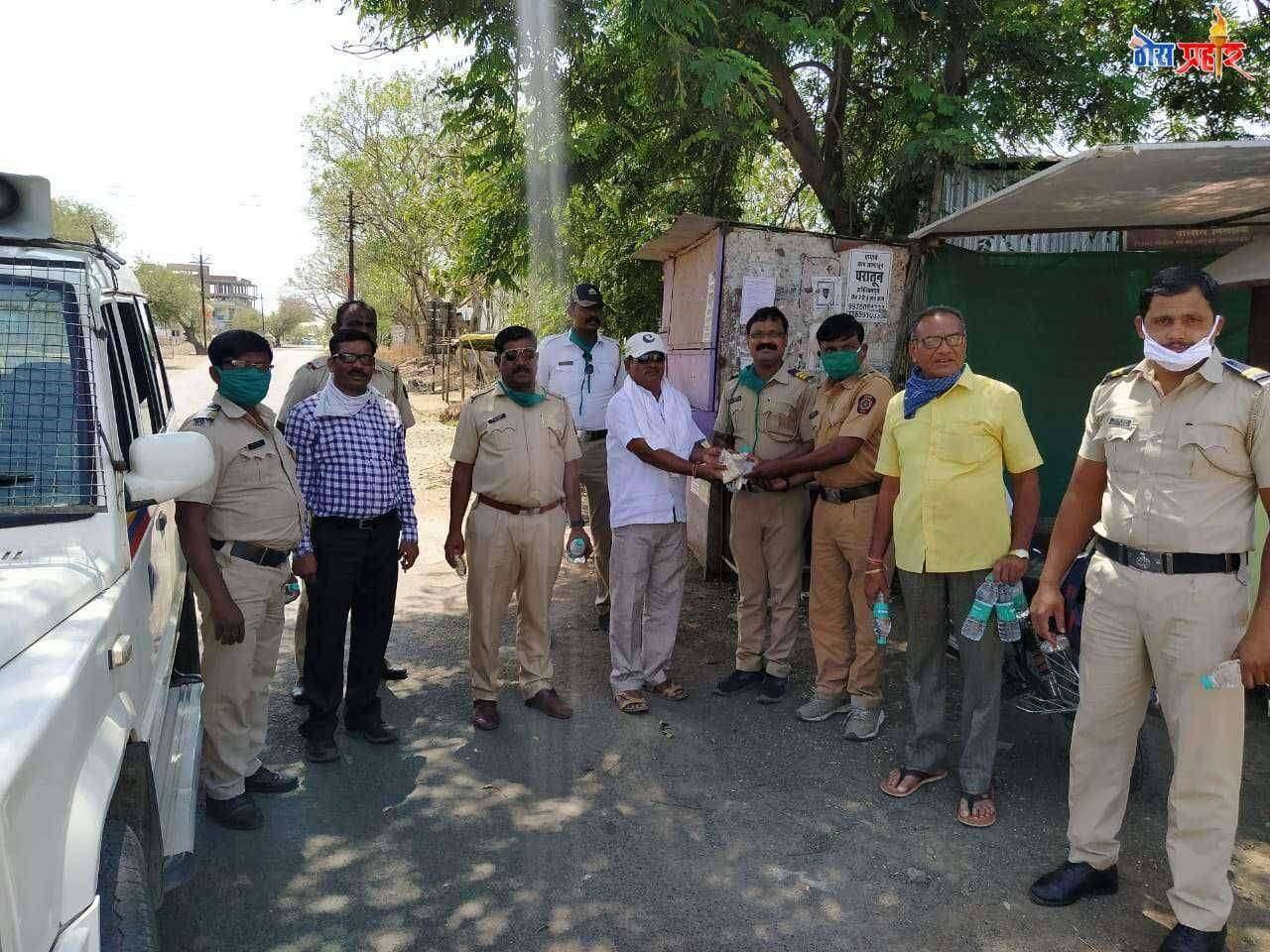 सामाजिक बांधिलकी जपत उद्योजक शिवराज बिराजदार यांच्या परिवाराकडून पोलिसांना काजू, मनुके व पाणीचे बॉटल वाटप