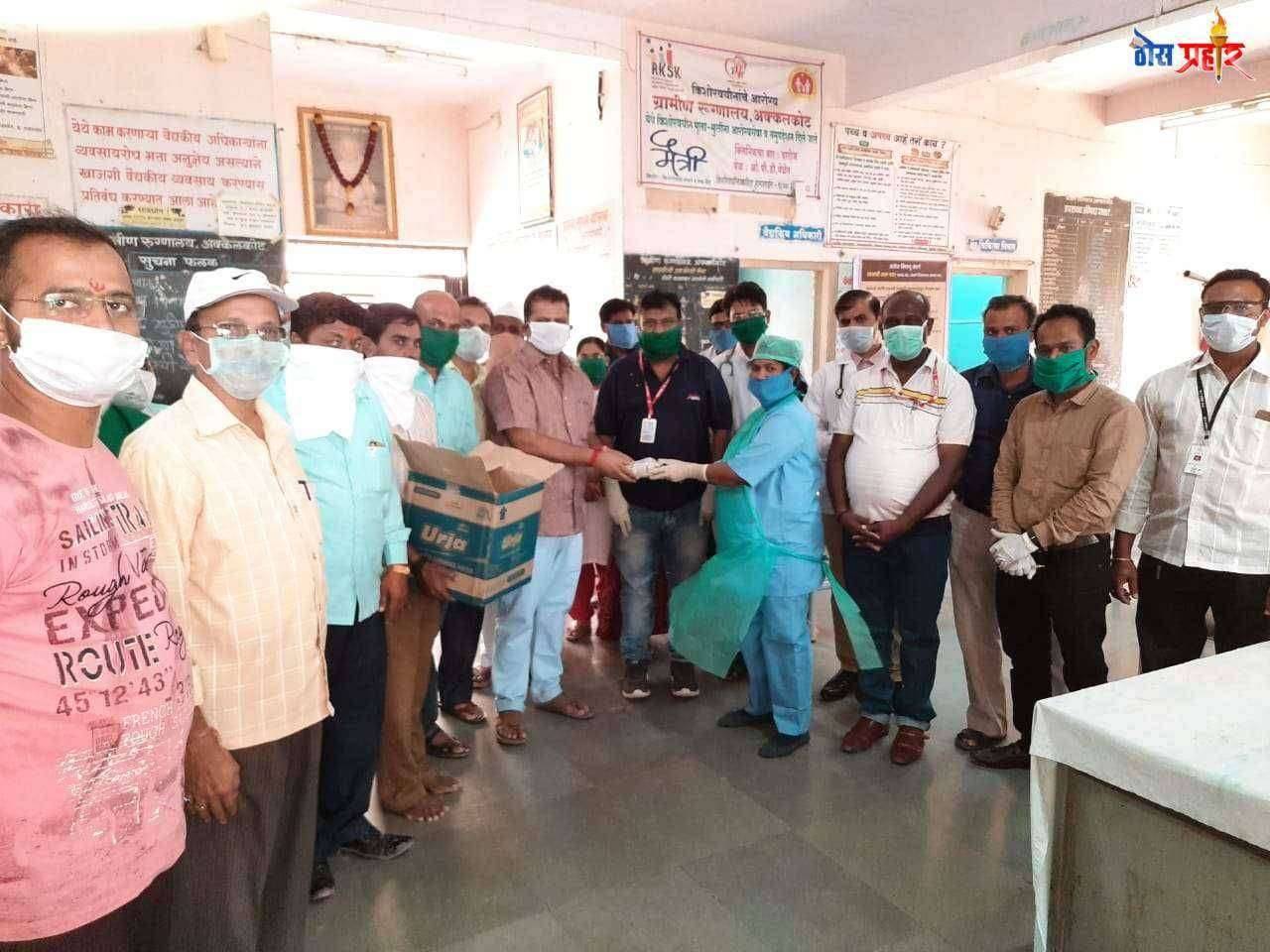 कोरोनाच्या पाश्वभूमीवर श्रीक्षेत्र अक्कलकोट वटवृक्ष मंदिर समितीच्या वतीने फूड पॅकेज वितरणाची सुरुवात