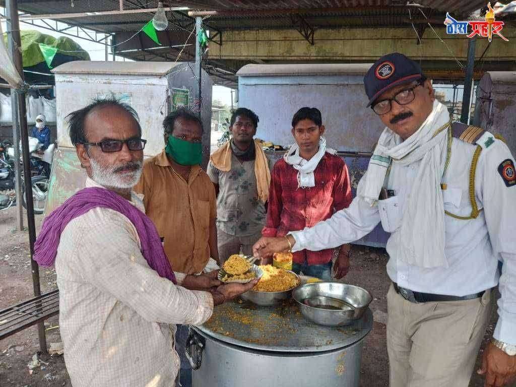 कोरपना व्यापारी पोलीस विभाग ने मजुरांना केली भोजनाची व्यवस्था
