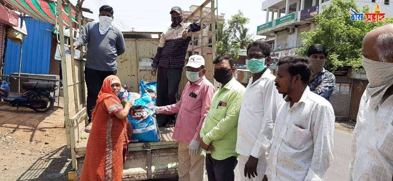 लोणंद शहरात सत्वशील शेळके पाटील यांच्या कुटुंबाच्या वतीने दीनदुबळ्या निराधार महिलांना किराणा मालाचे सामान मोफत वाटप