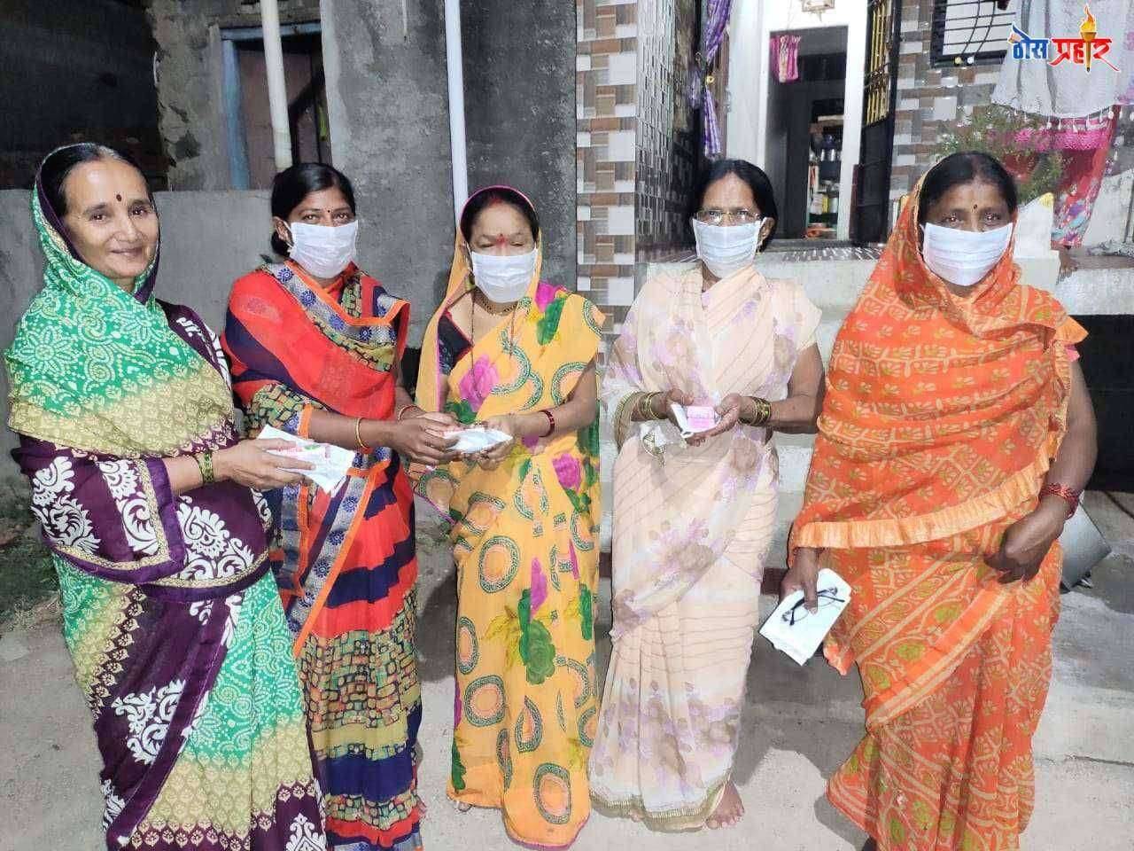 डांगरी ग्रामपंचायत तर्फे प्रत्येक कुटुंबाला मास्क व डेटॉल साबण