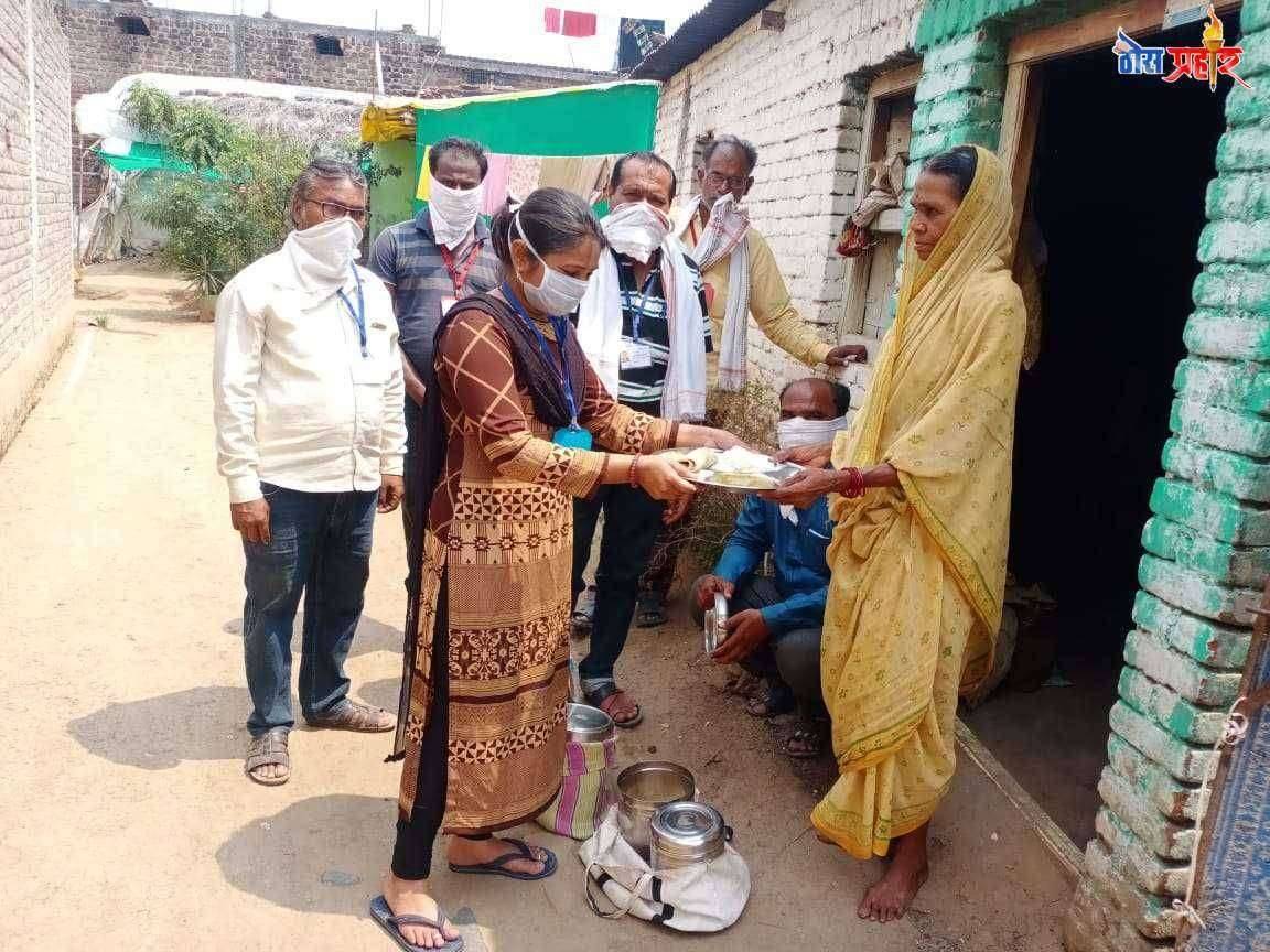 पर्यावरण मित्र बहुउद्देशीय संस्था व आरोग्य विभाग अमरावती यांच्या वतीने कोरोना व्हायरस मुळे लॉकडाऊन स्थितीत गरजूंना मोफत जेवनाचे डबे