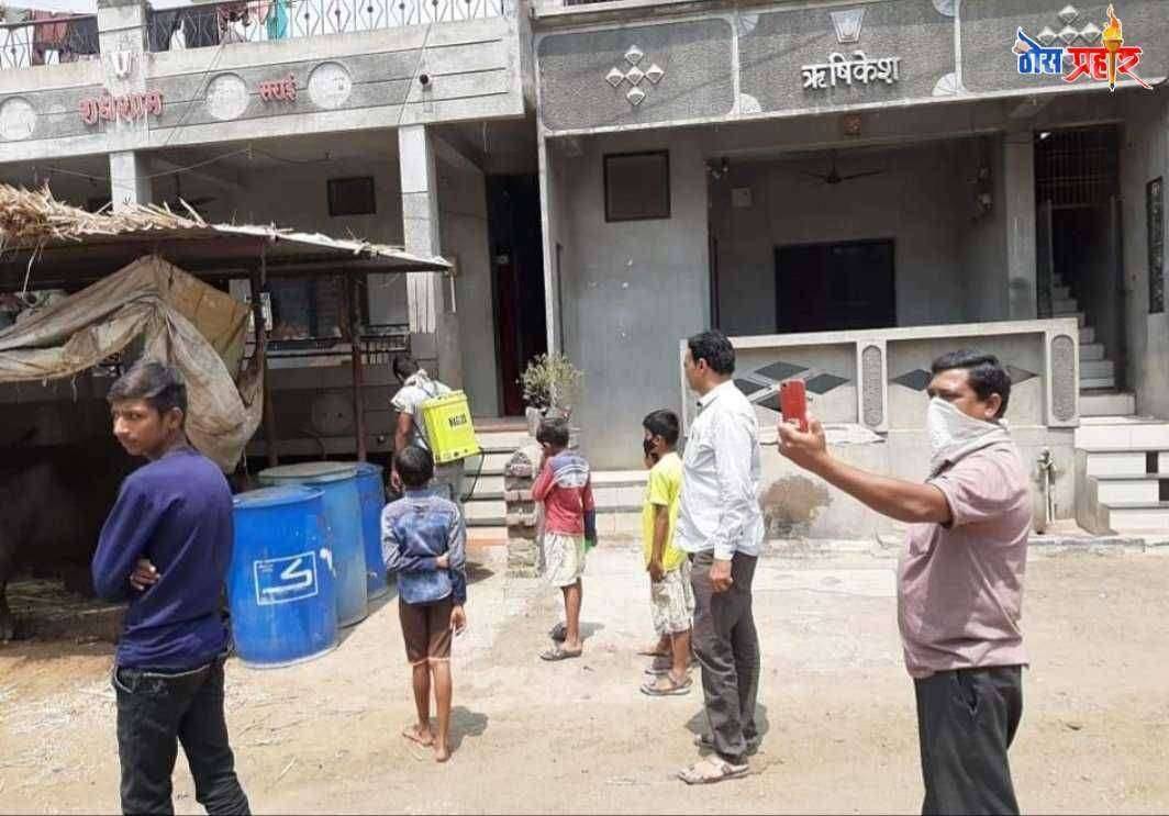 नगरसेवक यांनी आपल्या वार्डात केली सॅनिटायझरची फवारणी