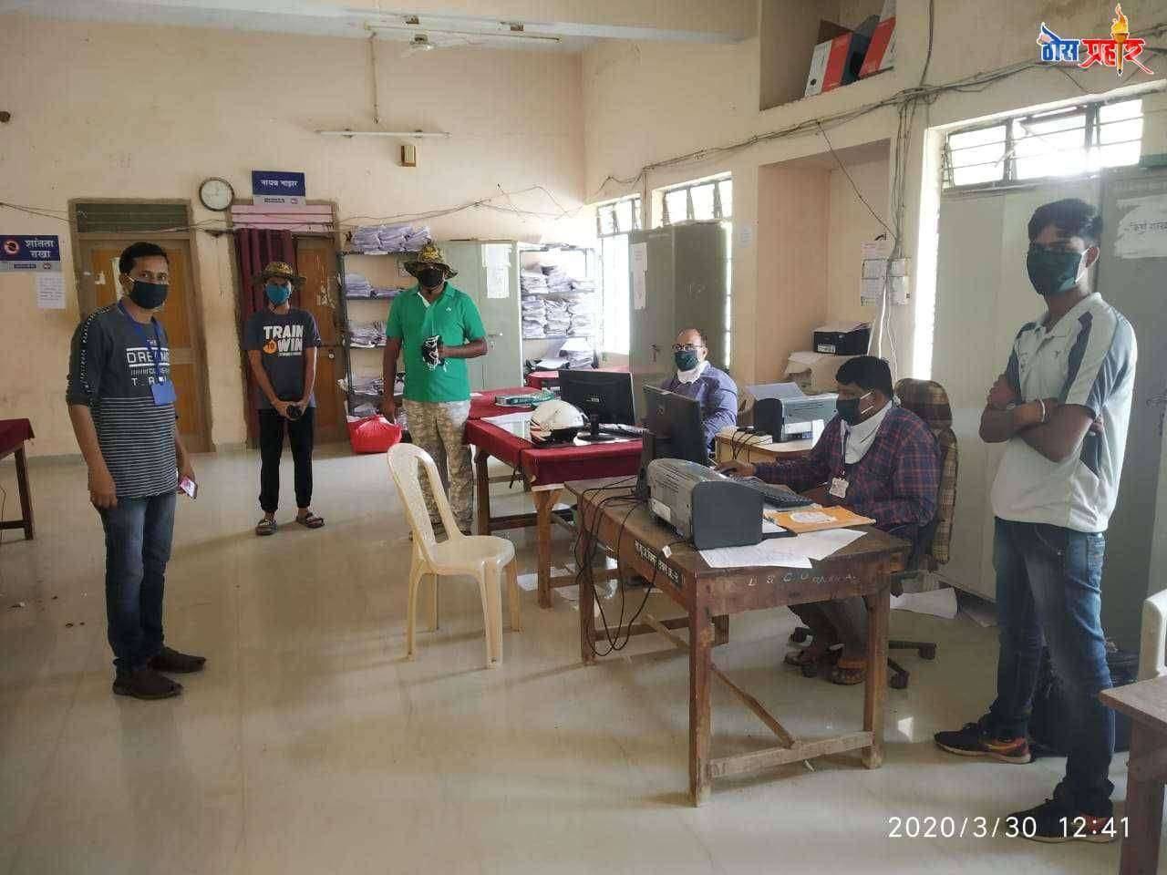 चिमुर येथे विविध कार्यालयात मास्कचे वाटप चिमुर तालुक्यात दहा हजार मास्क वाटप करणार चिमुर टायगर रिसोर्ट