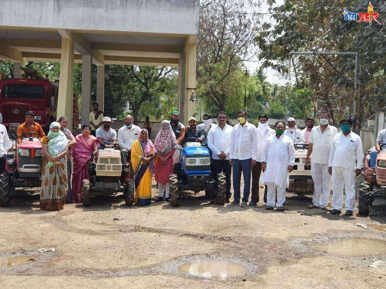 आमदार मंगेश चव्हाण यांच्यामार्फत चाळीसगाव शहरासाठी ७ अत्याधुनिक औषध फवारणी यंत्र