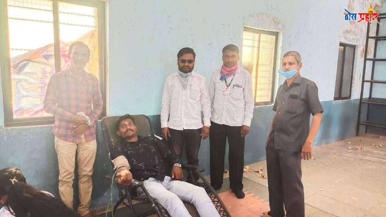 पत्रकाराच्या वतीने रक्तदान करून माणूसकी चे दर्शन घडवले