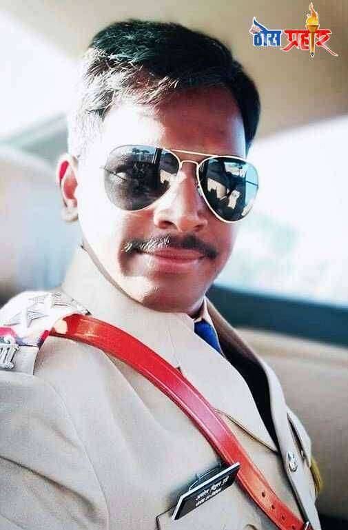 किल्लारी पोलीस स्टेशनचे पीएसआय अमोल गुंडे यांच्याकडून मुख्यमंत्री सहाय्यता निधीसाठी एक महिन्याचे वेतन