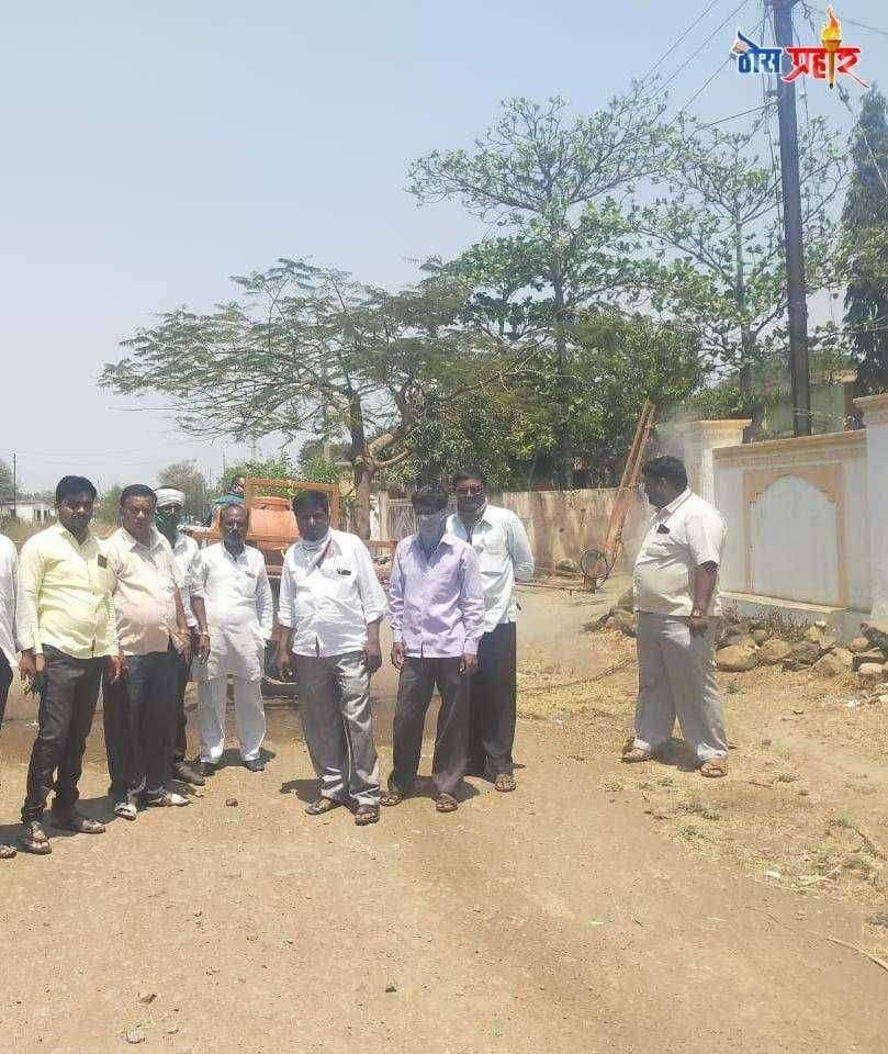 कोरोना धोका टाळण्यासाठी किल्लारीत ग्रामपंचायत कडून जंतुनाशक फवारणी