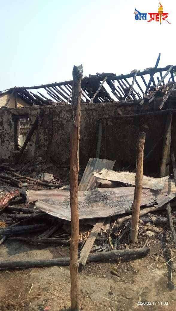 म.प्र.तील खामला गावातील आगग्रस्त कुंटुबास महाराष्ट्रातील तडवीभिल समाजाचा मदतीचा हात