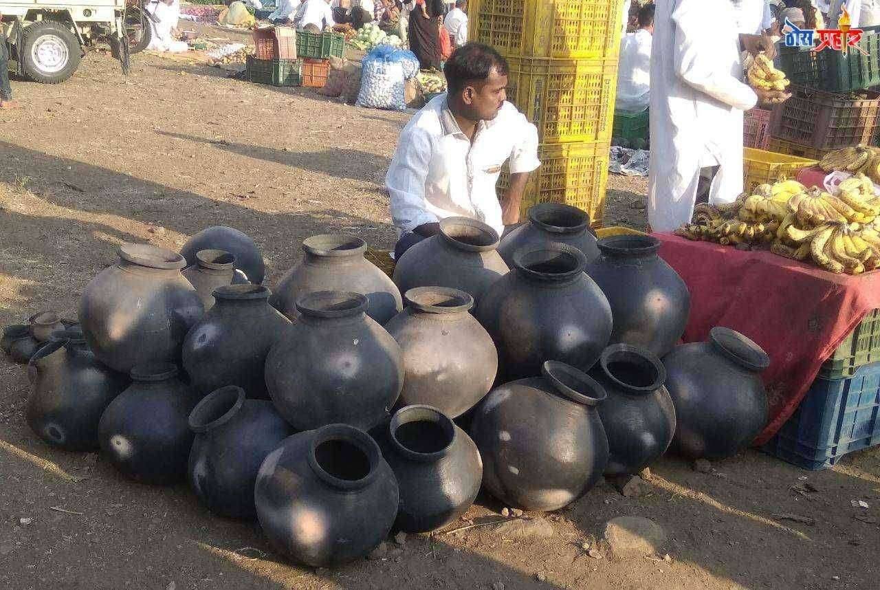 गरिबांचा फ्रीज बाजारात दाखल उन्हाच्या झळा वाढू लागल्या