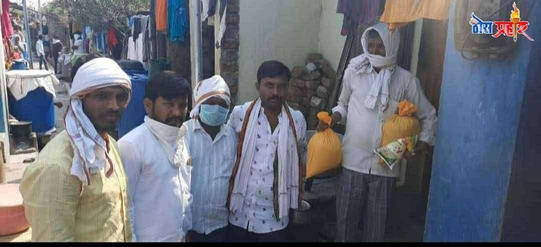 नायगाव शहरातील २ हजार मजुरांना चव्हाण परिवाराकडून घरपोच धान्य