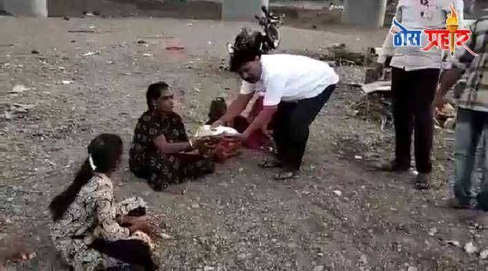 कोळी महासंघाच्या वतीने तालुकाध्यक्ष पांडुरंग सावंतराव यांच्या हस्ते अन्नक्षेत्र वाटप करण्यात आले