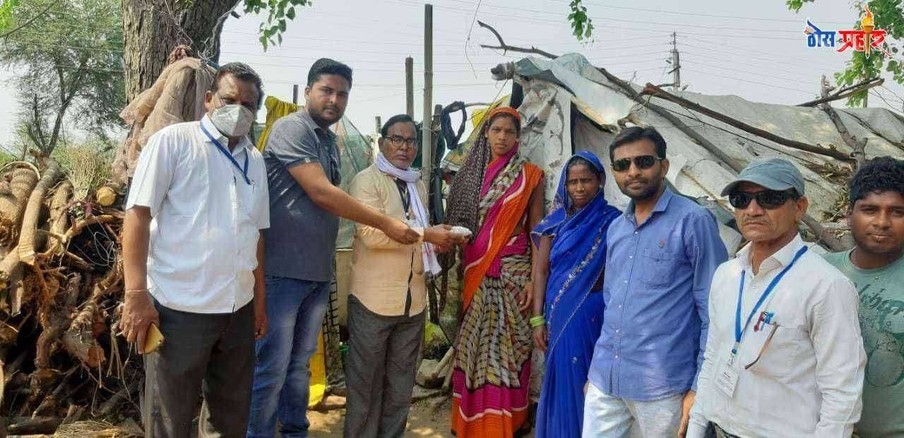 परप्रांतीय कामगारांना महाराष्ट्र राज्य मराठी पत्रकार संघाकडून भाजीपुरी वाटप उपविभागीय पोलीस अधिकाऱ्यांनी परप्रांतीयांची केली जेवणाची व राहण्याची व्यवस्था