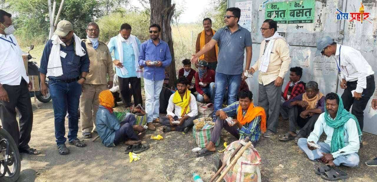 परप्रांतीय कामगारांना महाराष्ट्र राज्य मराठी पत्रकार संघाकडून भाजीपुरी वाटप उपविभागीय पोलीस अधिकाऱ्यांनी परप्रांतीयांची केली जेवणाची व राहण्याची व्यवस्था