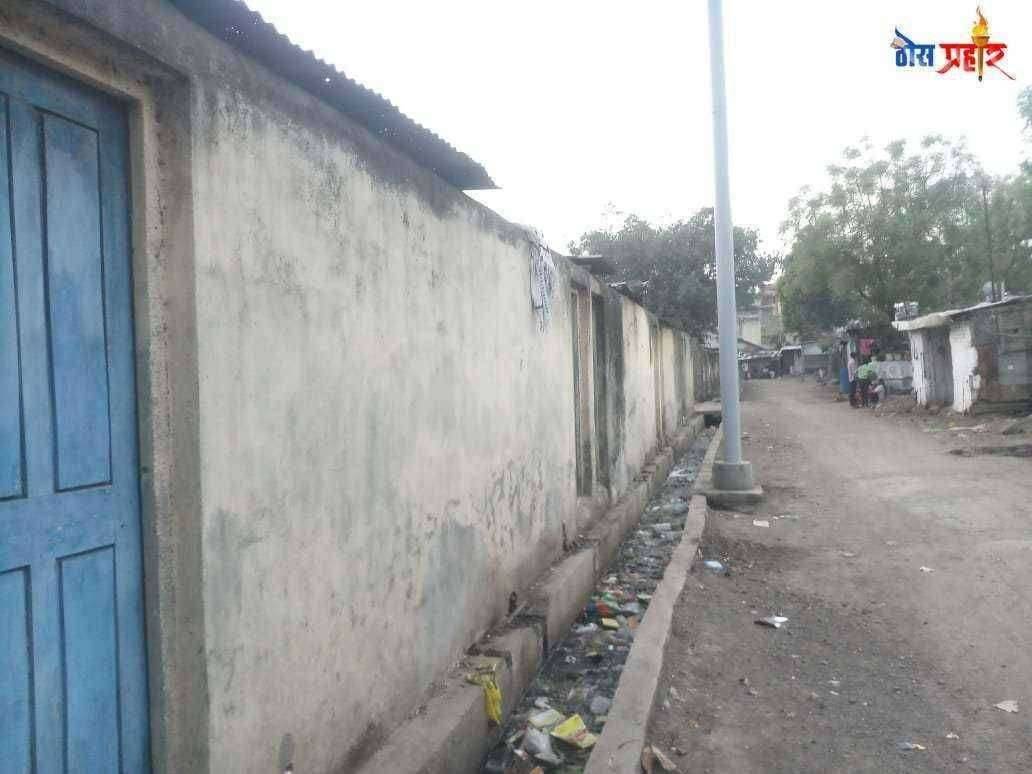 जनतेची सुरक्षा करणाऱ्या पोलिसांचे आरोग्य धोक्यात - पोलीस वसाहतीच्या मागील गटारी तुंबल्या तर फवारणी देखील नाही 