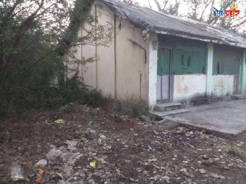 जनतेची सुरक्षा करणाऱ्या पोलिसांचे आरोग्य धोक्यात - पोलीस वसाहतीच्या मागील गटारी तुंबल्या तर फवारणी देखील नाही 