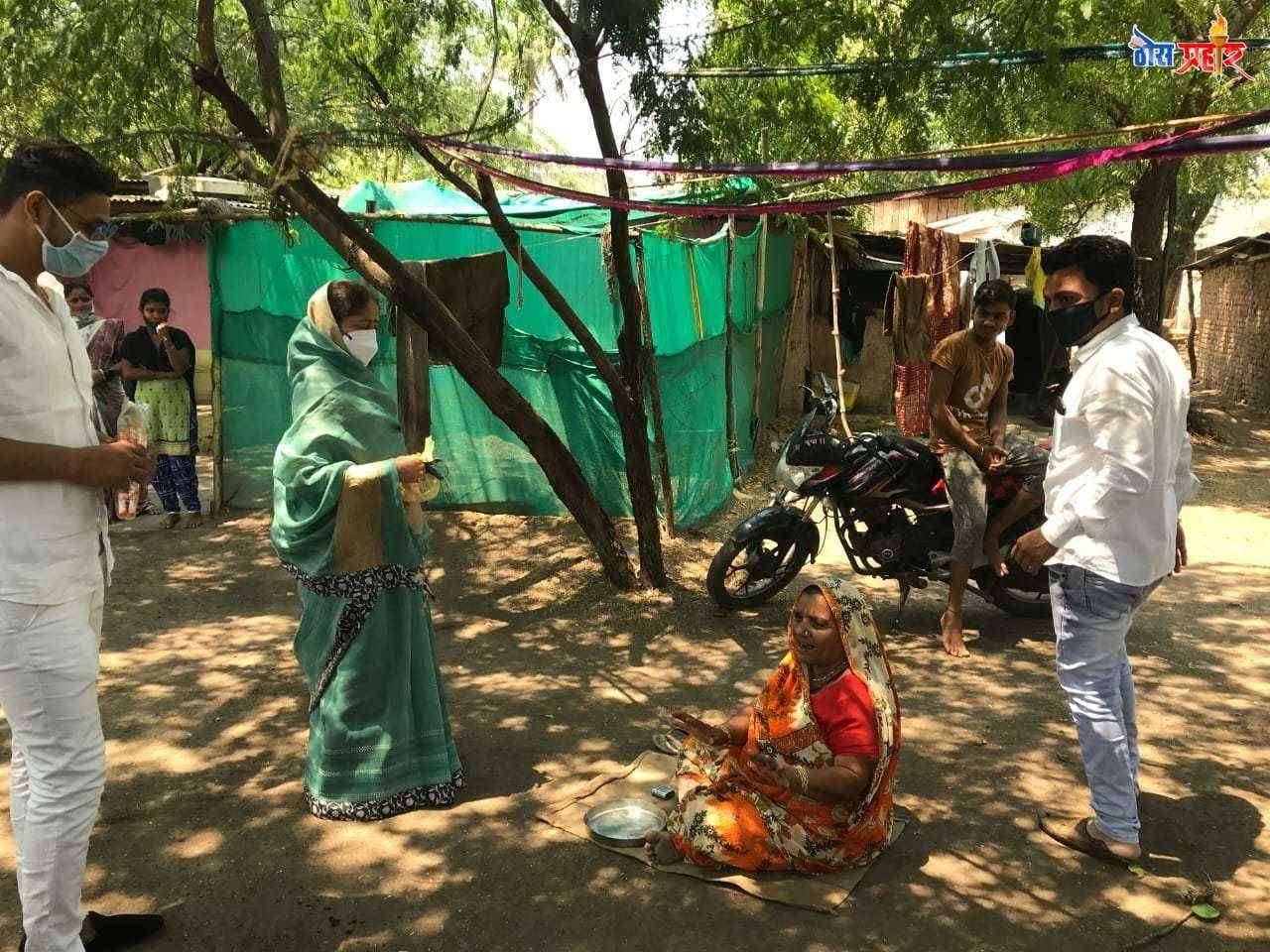 भाजपतर्फे मोलमजुरी करणाऱ्या कुटुंबियांना फूड पॅकेट वाटपाची मोहीम सुरक्षेच्या दृष्टिकोनातून साबण व मास्कचेही वाटप,आ.स्मिता वाघांच्या सहकार्याने उपक्रम
