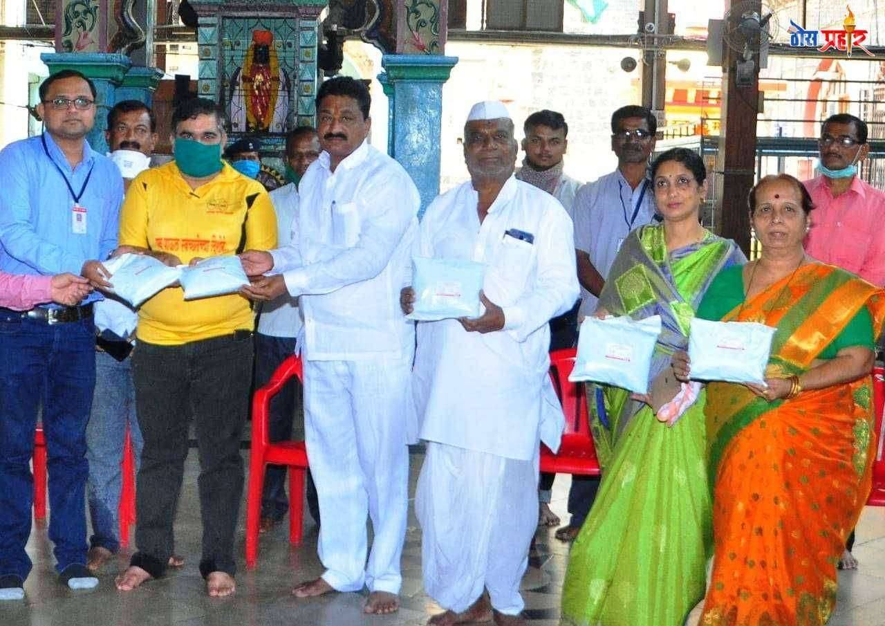 पंढरपूरातील श्री विठ्ठल रुक्मिणी मंदिर समितीतर्फे आरोग्य कर्मचाऱ्यांना पी पी इ किटचे वाटप