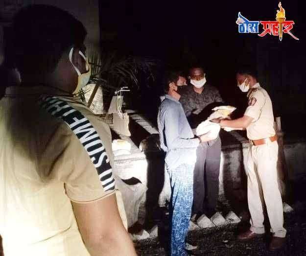 कुही पोलिसांकडून गरजूना जीवनावश्यक वस्तूचे पाकिट वाटप