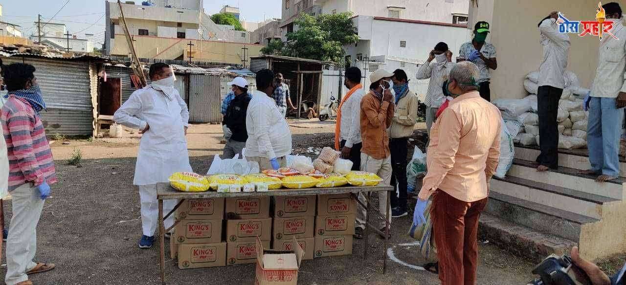 आजचा दिवस हा आमच्या साठी खुपचं महत्वाचा होता.असे म्हणणाऱ्या ओम प्रकाश मुंदडा यांनी गरीब लोकांना अन्न वाटप केले