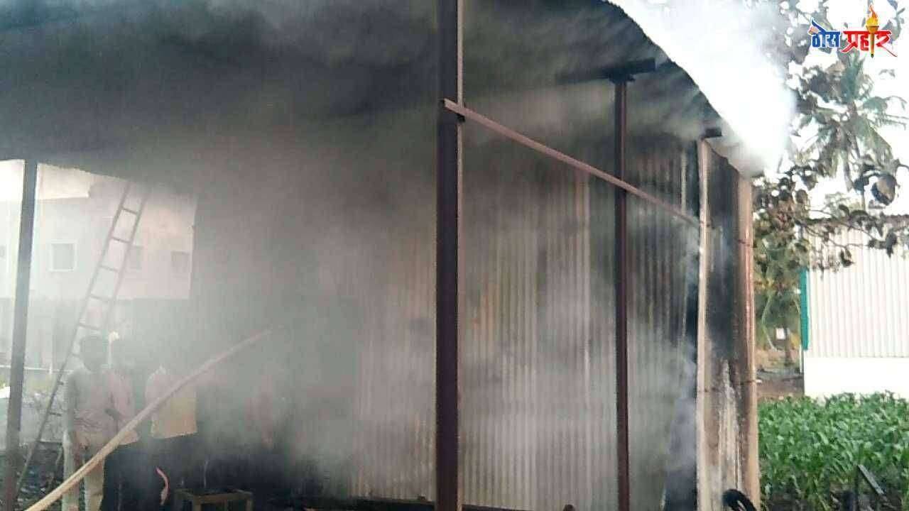 ट्रॅक्टर रिपेरी गॅरेजला अचानक लागली आग नगरपरिषदेच्या अग्निशमन विभागाच्या दलाने आग आटोक्यात आणली अनर्थ टळला.