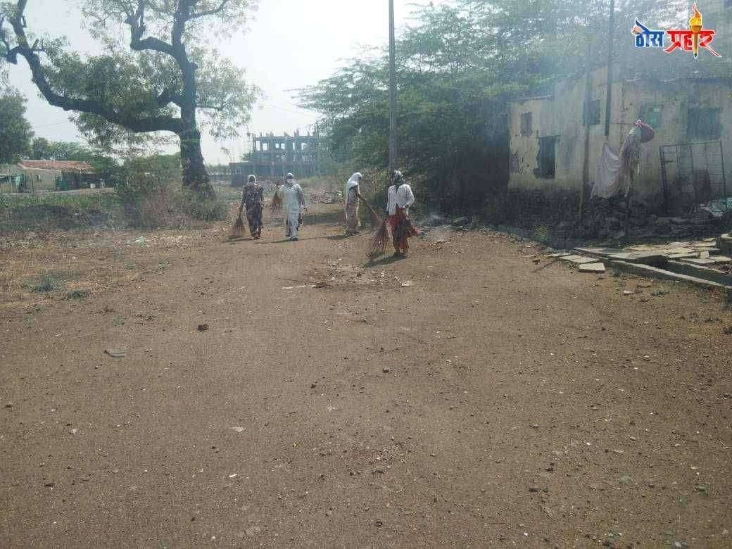 कोरोना व्हायरस संचार बंदीमुळे पाच दिवस स्वच्छता महिला साफसफाईसाठी रस्त्यावर