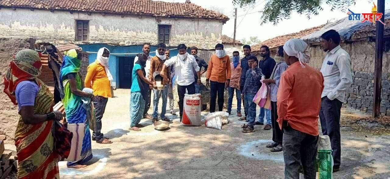 युवानेते राहुल गायकवाड यांच्या वतीने ५०० ते ६०० गरजू लोकांना अन्न धान्य वाटप .