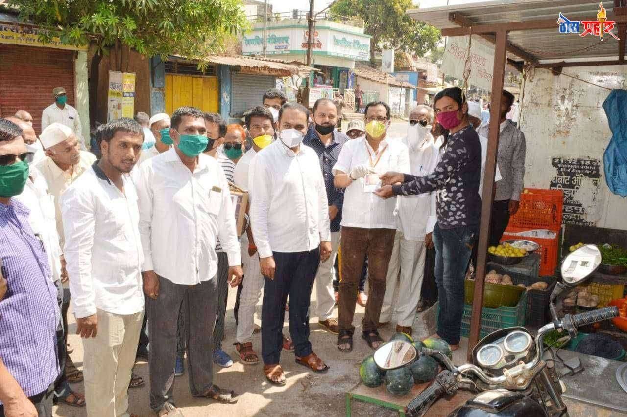 विवरे बु॥ जि प मुलांमुलींच्या शाळेच्या १६८ विद्यार्थ्यांना तांदुळ वाटप