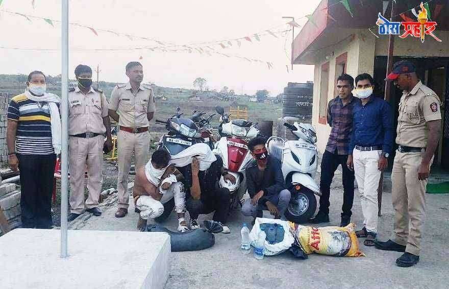 कुही पोलिसांच्या नाकाबंदीत मोहफुलाची दारू पकडली   तीन आरोपींना अटक ,एक लाख सत्तर हजार रुपयांचा मुद्देमाल जप्त