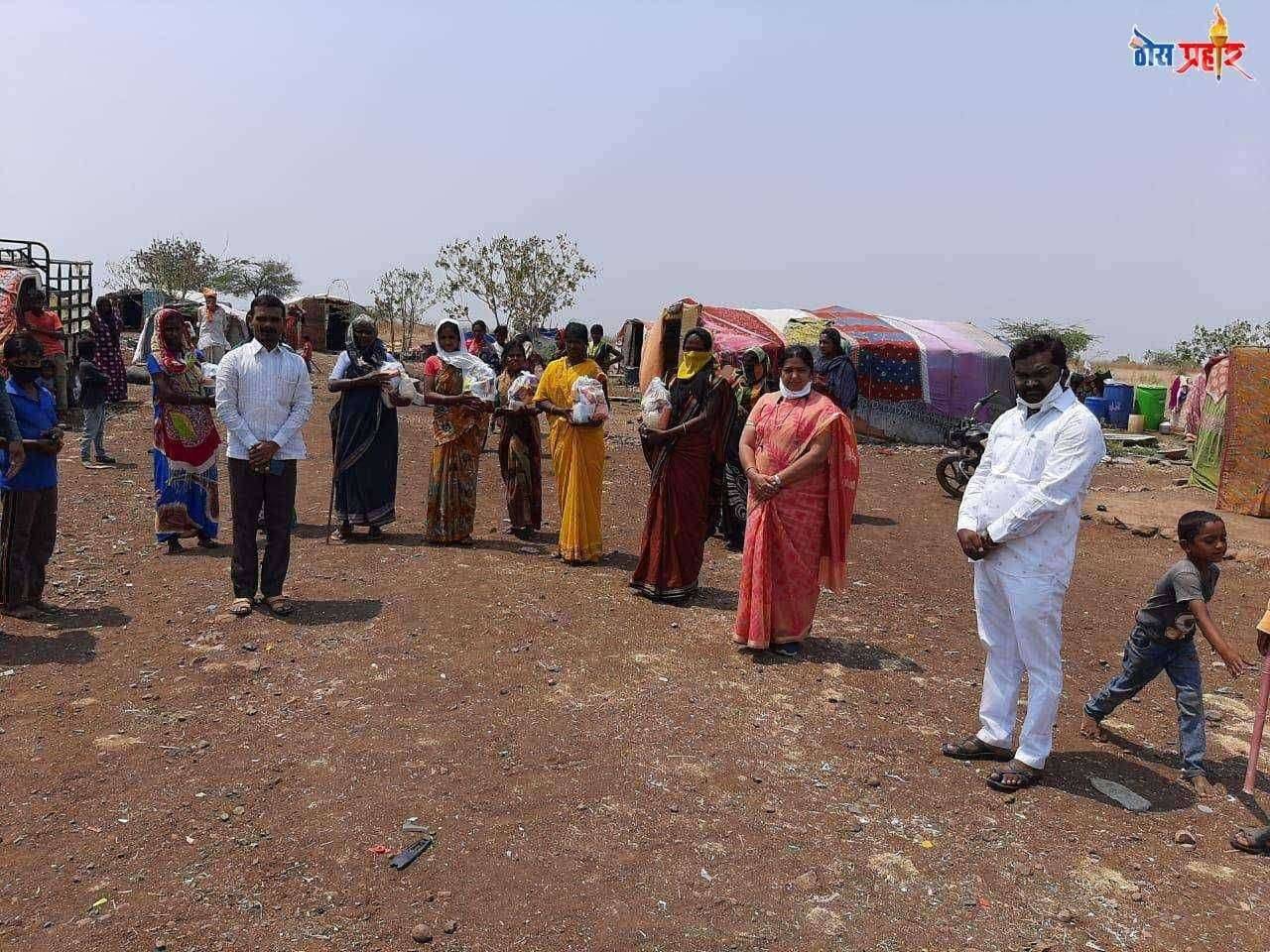 रिपाई आठवले गट तालुकाध्यक्ष अविनाश मडीखांबे व उद्योगपती भैय्यासाहेब पाटील यांचेतर्फे अक्कलकोटचे तहसिलदार अंजली मरोड हस्ते गोरगरीब व गरजू कुटुंबांना अन्नधान्य वाटप