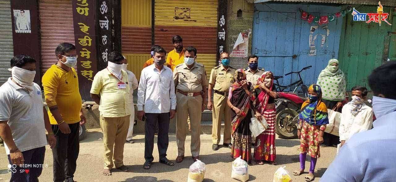 परंडा सराफ व सुवर्णकार असोसिएशन तर्फे गरजूना अन्नधान्य किटचे वाटप