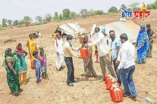 लॉक डाऊनमुळे सोनारी कौडगाव येथे पालीवर अडकलेल्या कुंटुबियांना महसुल प्रशासणाने किराणा मालाचे वाटप केले