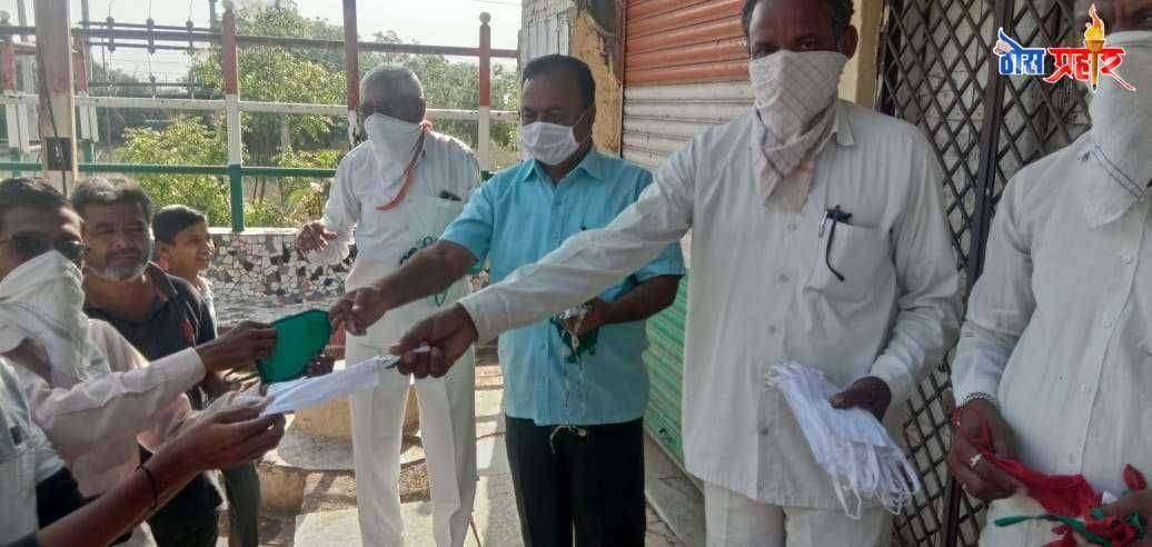 शिरूड येथे बचत गटातर्फ मोफत मास्क वाटप