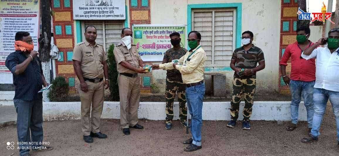 पोलीस कर्मचारी यांना कोरोना सुरक्षा करीता मास्क व हँडवॉश चे वाटप