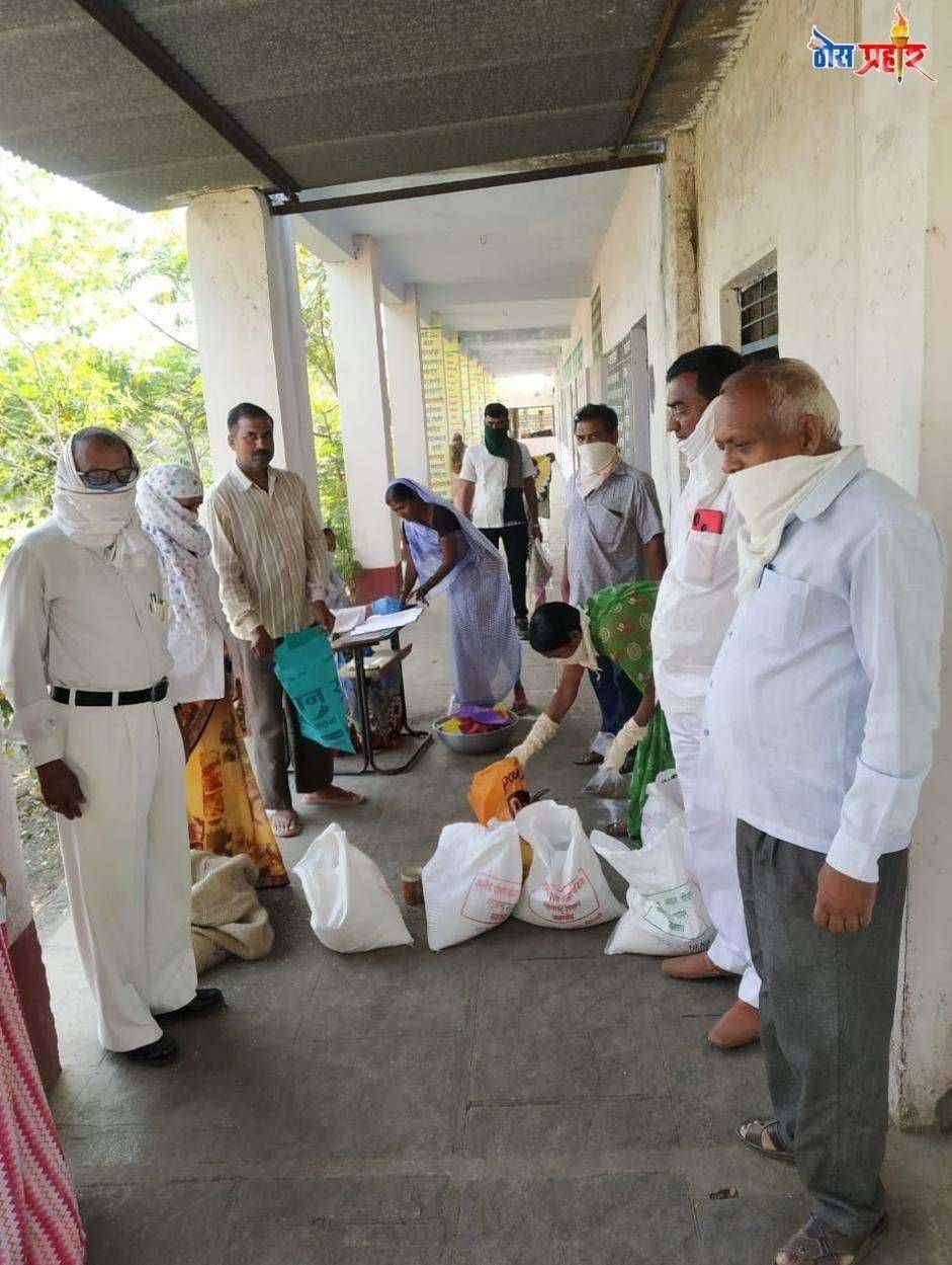 धार येथील जिल्हा परिषद मराठी शाळेत शोलय पोषण वाटप