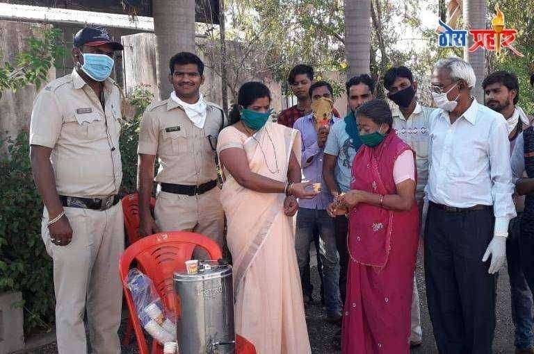 कोरोना संकटाच्या काळात धुळे शहरातील गरजुंना चहा-बिस्कीट वाटप समाजसेविका मोनिका शिपी याचां मदतीचा एक हात